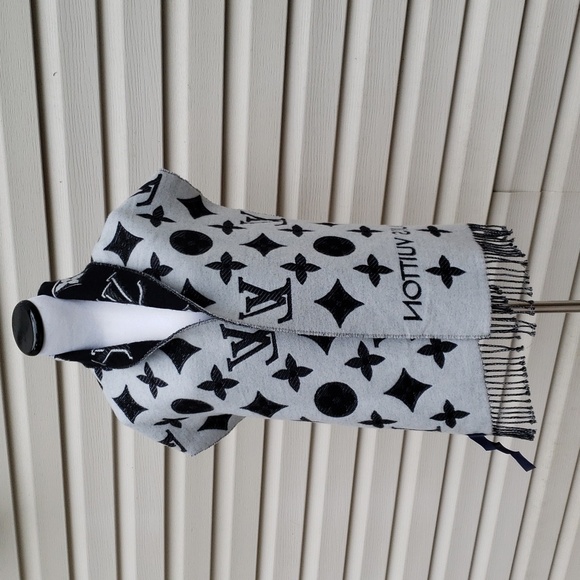 LOUIS VUITTON ESSENTIAL SHINE LV LOGO WOOL FRINGE SCARF - Picture 8 of 11
